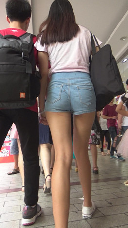 长腿牛仔短裤妹子
