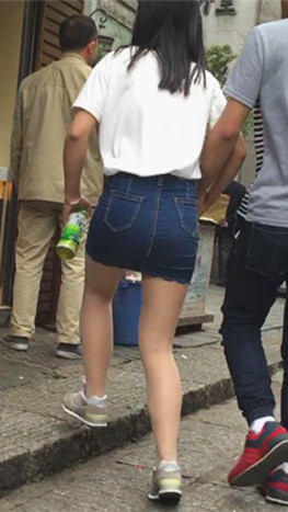 牛仔裙妹子