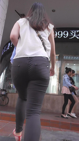 黑色牛仔裤妹子