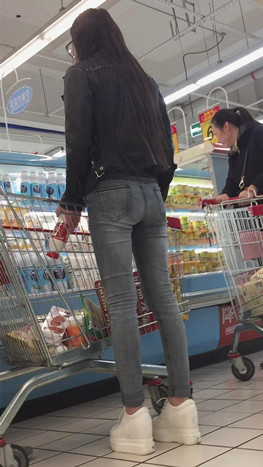超市里的牛仔裤小妹