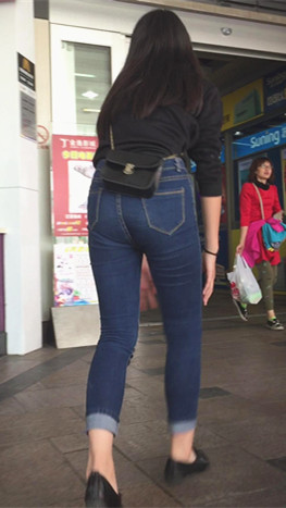 黑色小包包牛仔紧身小姐姐