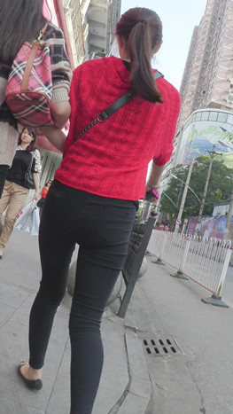 两个逛街的小姐姐