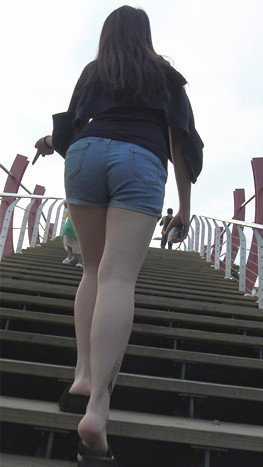 牛仔短裤小妹