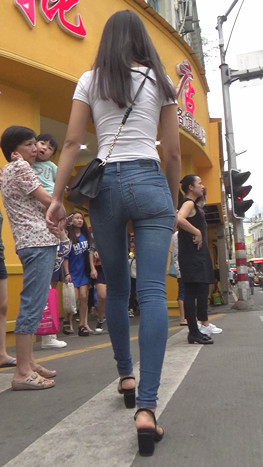 街拍苗条的牛仔紧身小妹