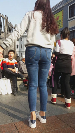 白衣牛仔裤美眉