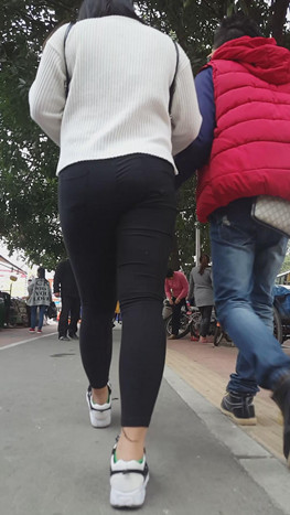黑色紧身裤妹子