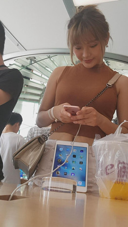 露腰热裤美眉