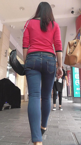 红衣牛仔裤美眉