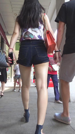 热裤妹子