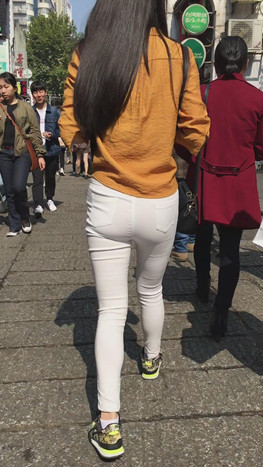 白色紧身裤长发妹子