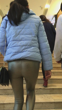 金色紧身裤妹子