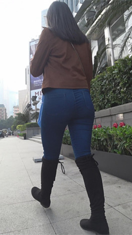 戴眼镜的丰腴牛仔美女