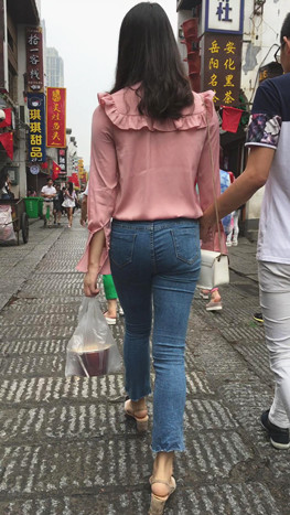 粉衣牛仔紧身妹子