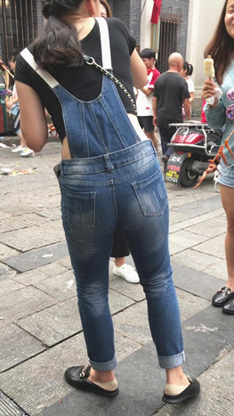 牛仔背带裤妹子