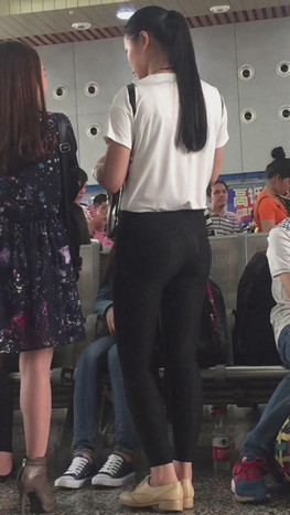 候车室的黑裤妹子