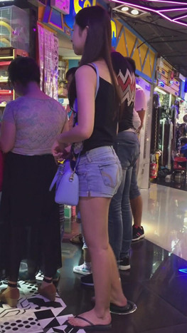 两个热裤妹子