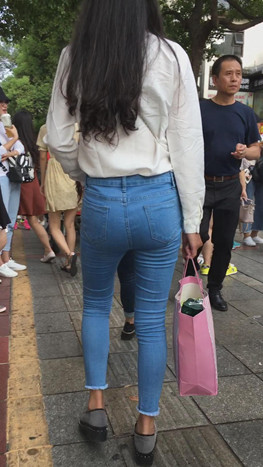 蓝色牛仔裤小姐姐