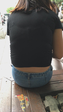 路边休息的牛仔裙妹子