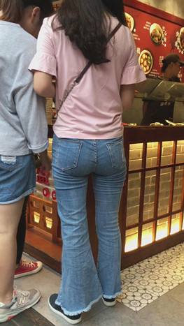 牛仔喇叭裤妹子