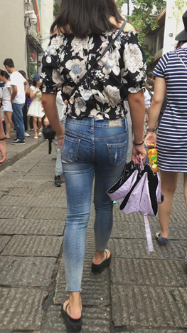 牛仔紧身裤妹子