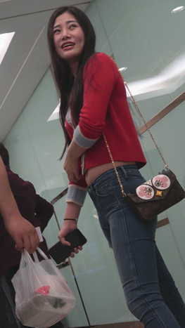 红衣牛仔裤漂亮美女