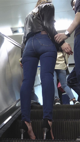 紧身牛仔裤妹子