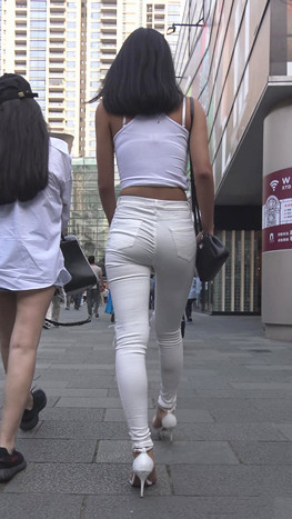 街拍极品紧身白裤小姐姐
