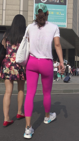 街拍极品粉红瑜伽紧身裤小姐姐