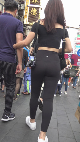 街拍黑色高腰瑜伽紧身裤小姐姐