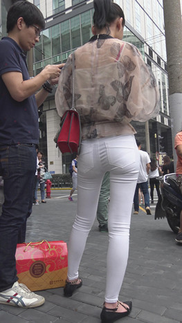 白色紧身裤妹子