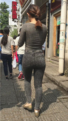 黑色紧身裤丰腴小姐姐