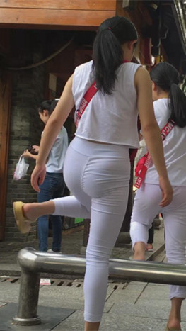 白裤紧身圆润妹子