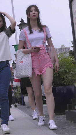 漂亮的粉裤背带美女