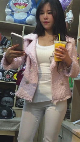 漂亮的白裤微透美女