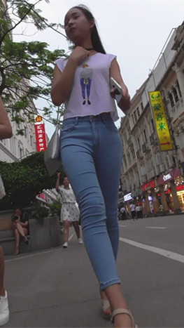 漂亮的牛仔长裤紧身小妹