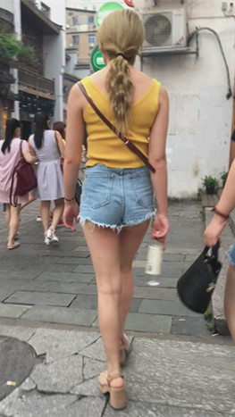 黄发热裤小妹