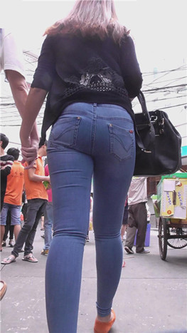 紧身牛仔美妇