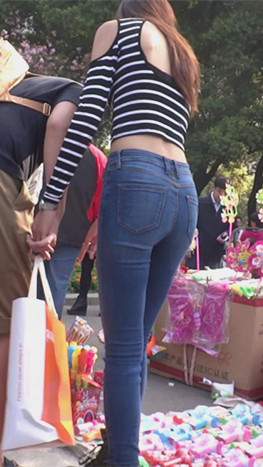 露腰牛仔美女