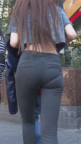 长发黑裤露腰妹
