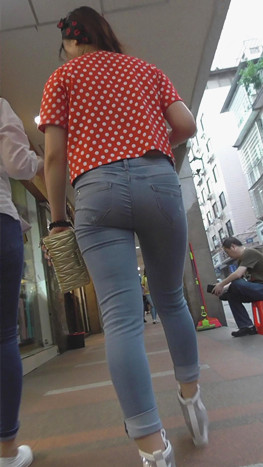 丰满牛仔紧身美女
