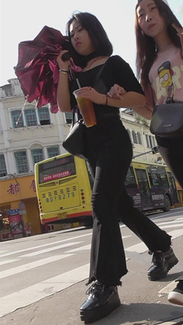 黑色喇叭裤短发美女