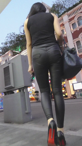 紧身黑色皮裤妹子