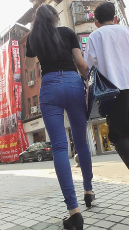 黑衣蓝牛紧身裤