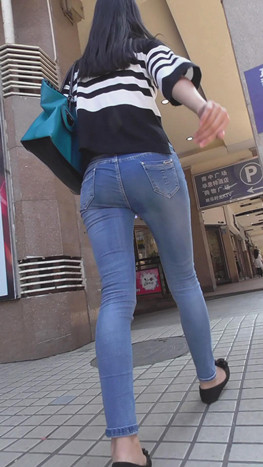 紧身牛仔裤妹子