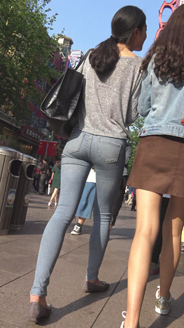 漂亮的浅牛美女