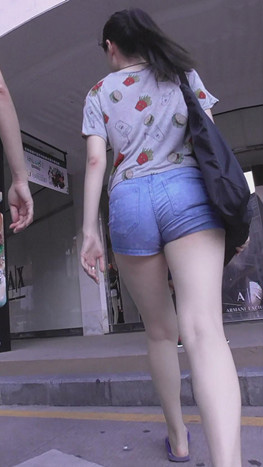 白嫩美腿热裤小妹