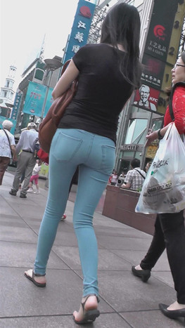 黑衣牛仔裤小妹子