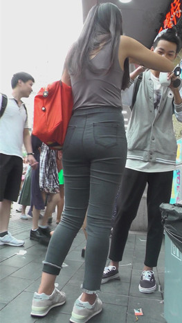 漂亮的灰色牛仔紧身裤美女