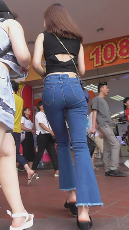 紧身牛仔喇叭裤美女