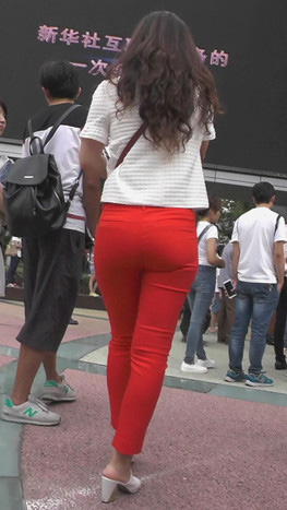 发传单的红色紧身美眉